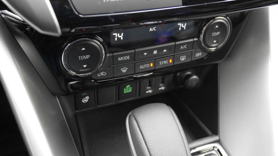 Детали интерьера Mitsubishi Eclipse Cross 2018 года  (NA) (фото 53 из 63)